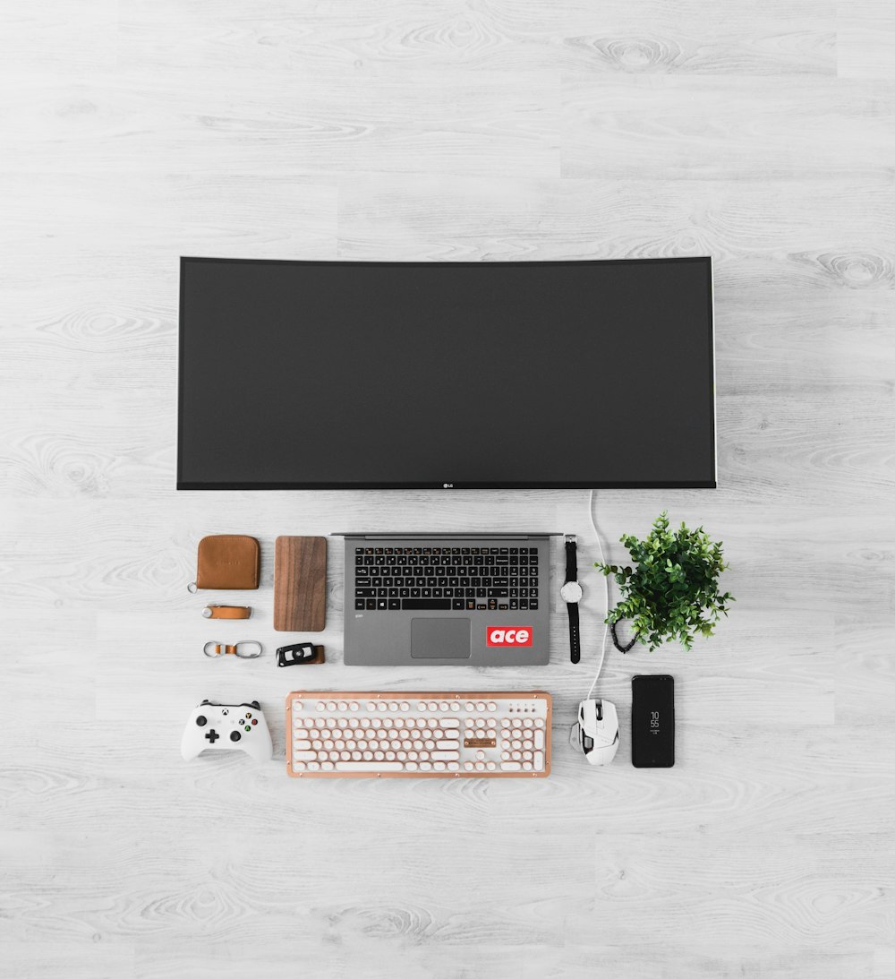 TV écran plat noir et ordinateur portable gris