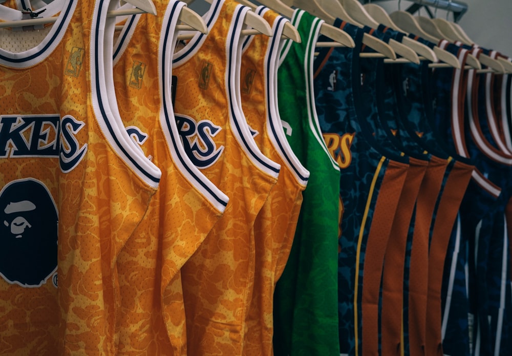 camisas variadas da NBA penduradas em cabides de roupas