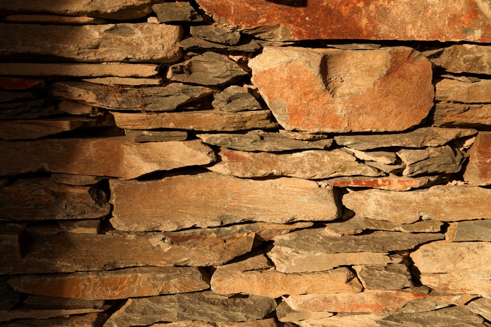 muro di pietra marrone