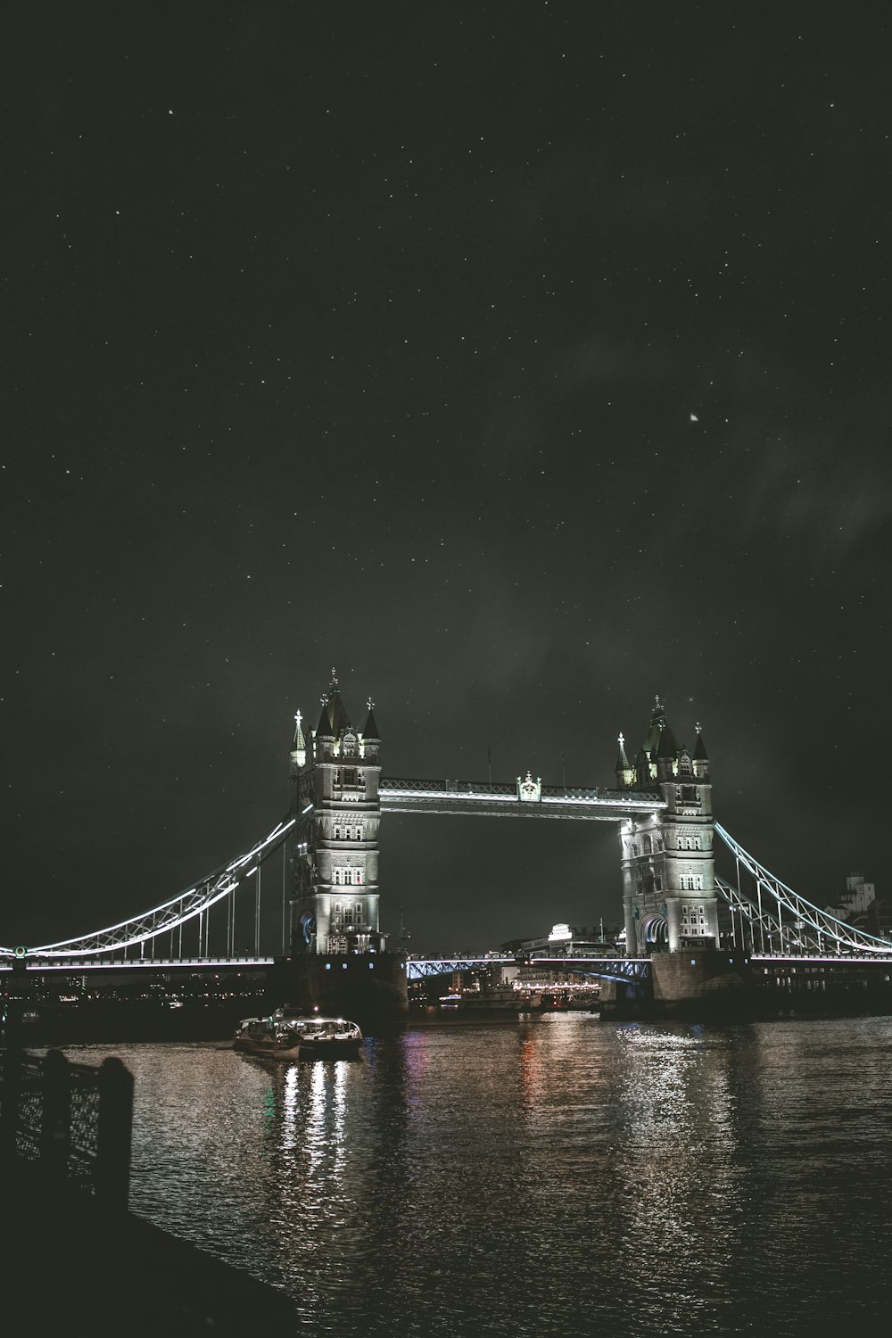 Graue Brücke in der Nacht