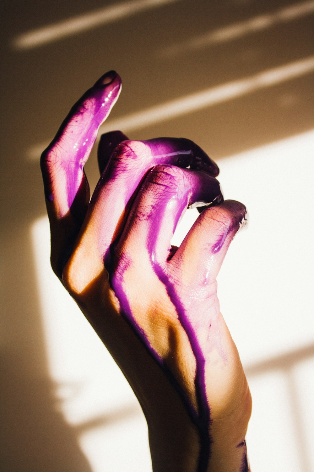 Peinture violette à portée de main
