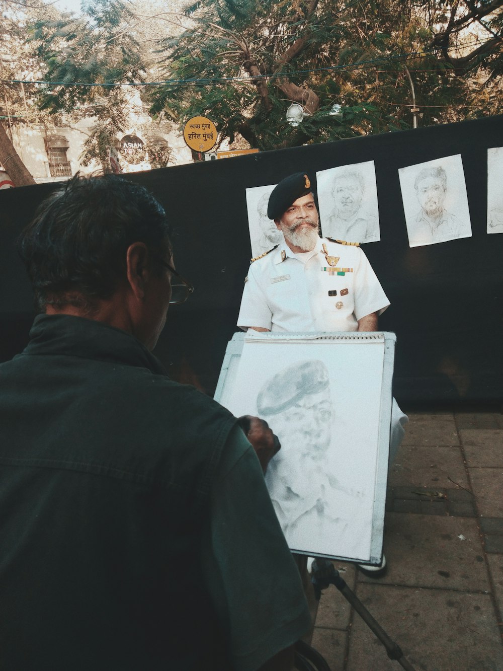 homem desenhando homem sentado