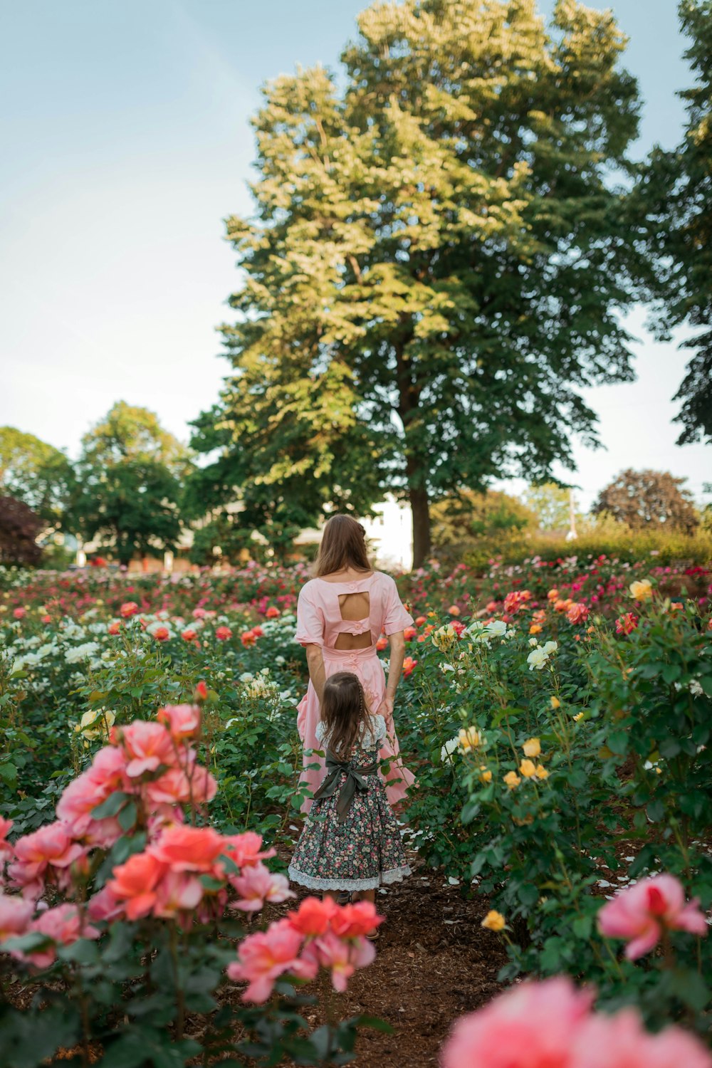 femme marchant sur le sentier