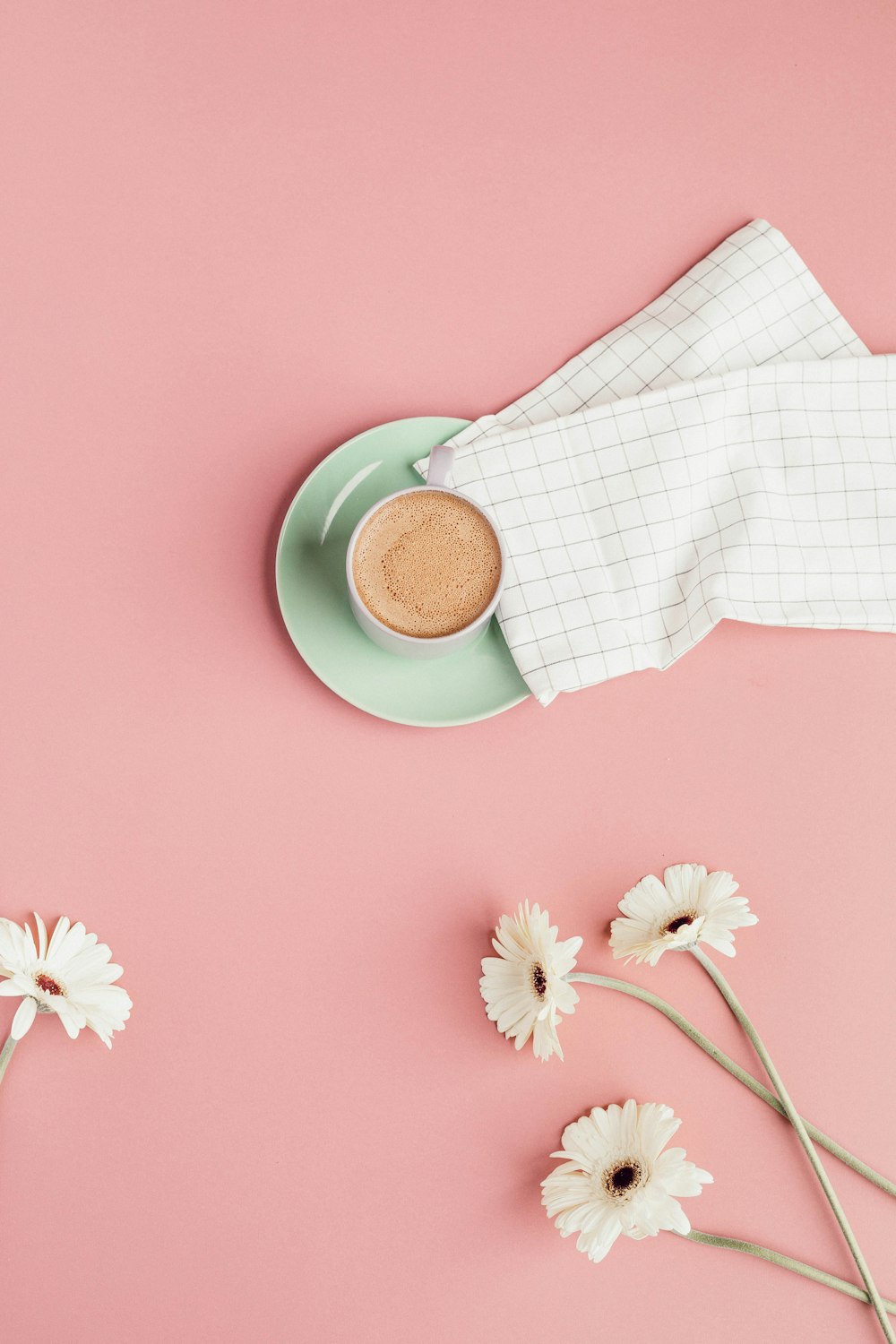 Tasse en céramique blanche avec café