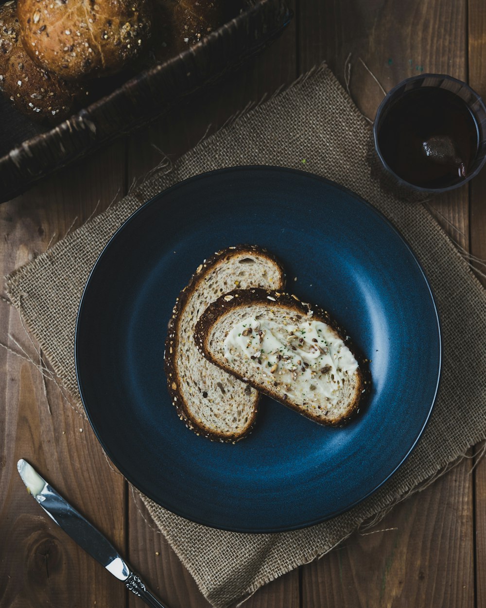 sliced breads on platwe