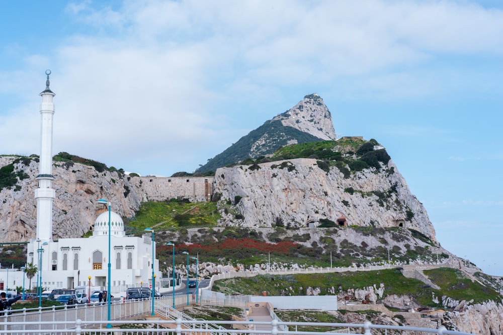 edificio in cemento bianco vicino alla montagna