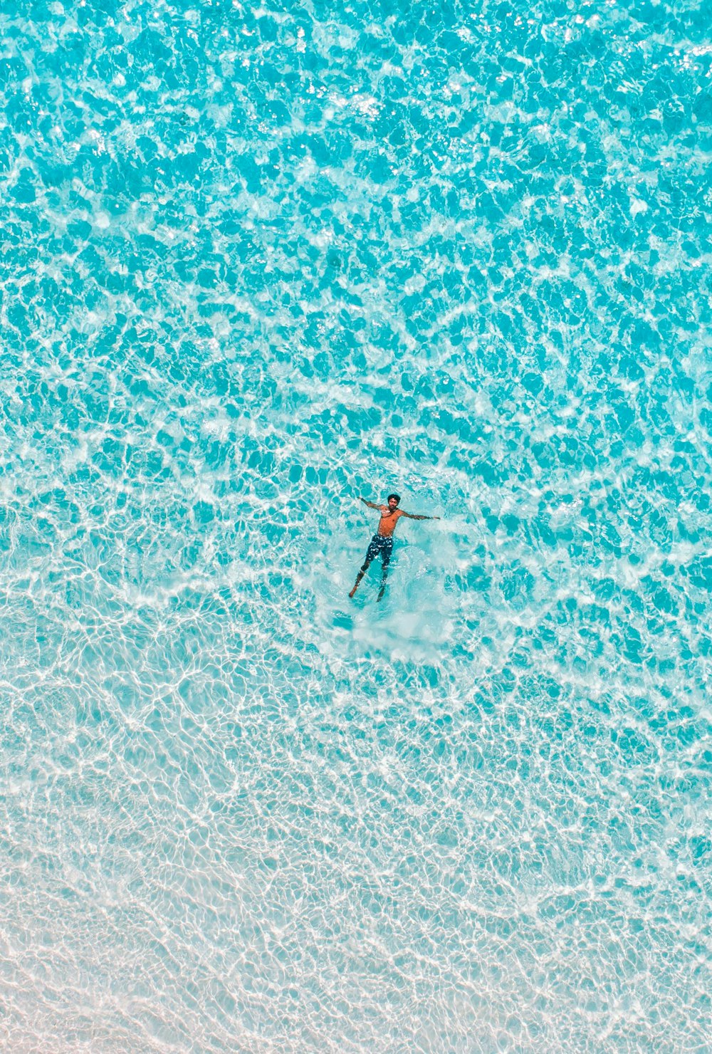 Vue à vol d’oiseau de l’homme sur l’eau corporelle