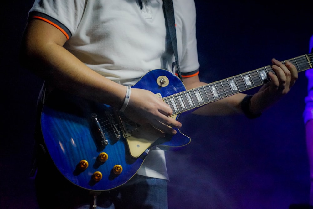 man plays electric guitar