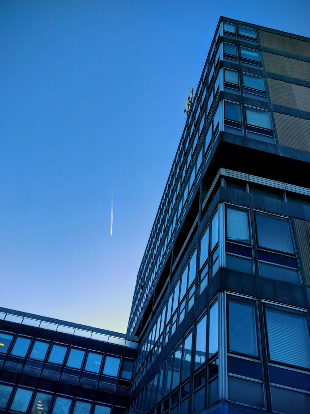 edificio con pareti di vetro grigio