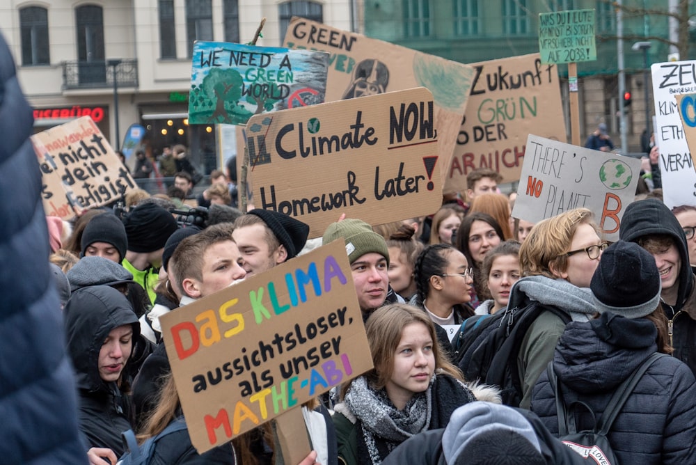 groupe de personnes tenant des pancartes