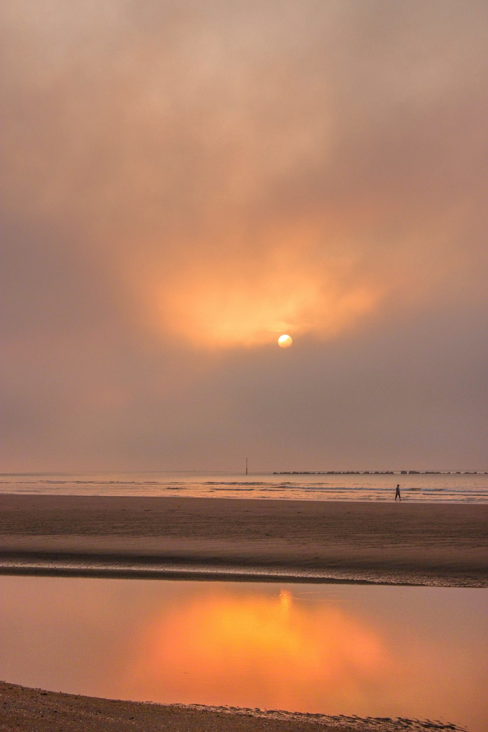 Plage pendant l’heure dorée