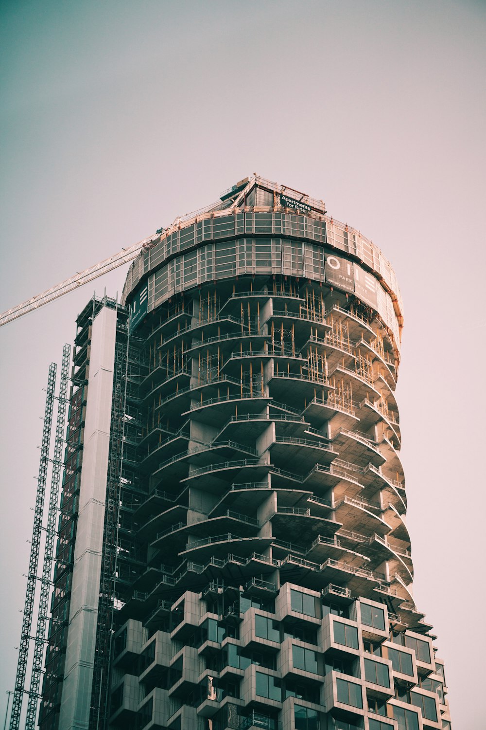 Edificio de hormigón gris