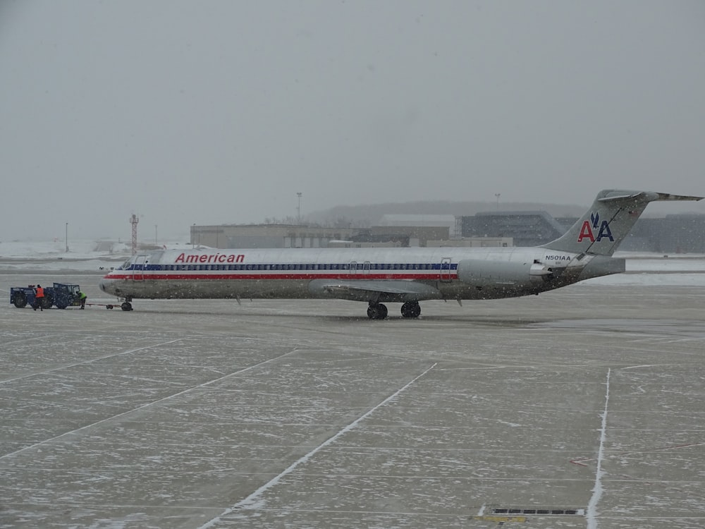 weißes und rotes amerikanisches Flugzeug