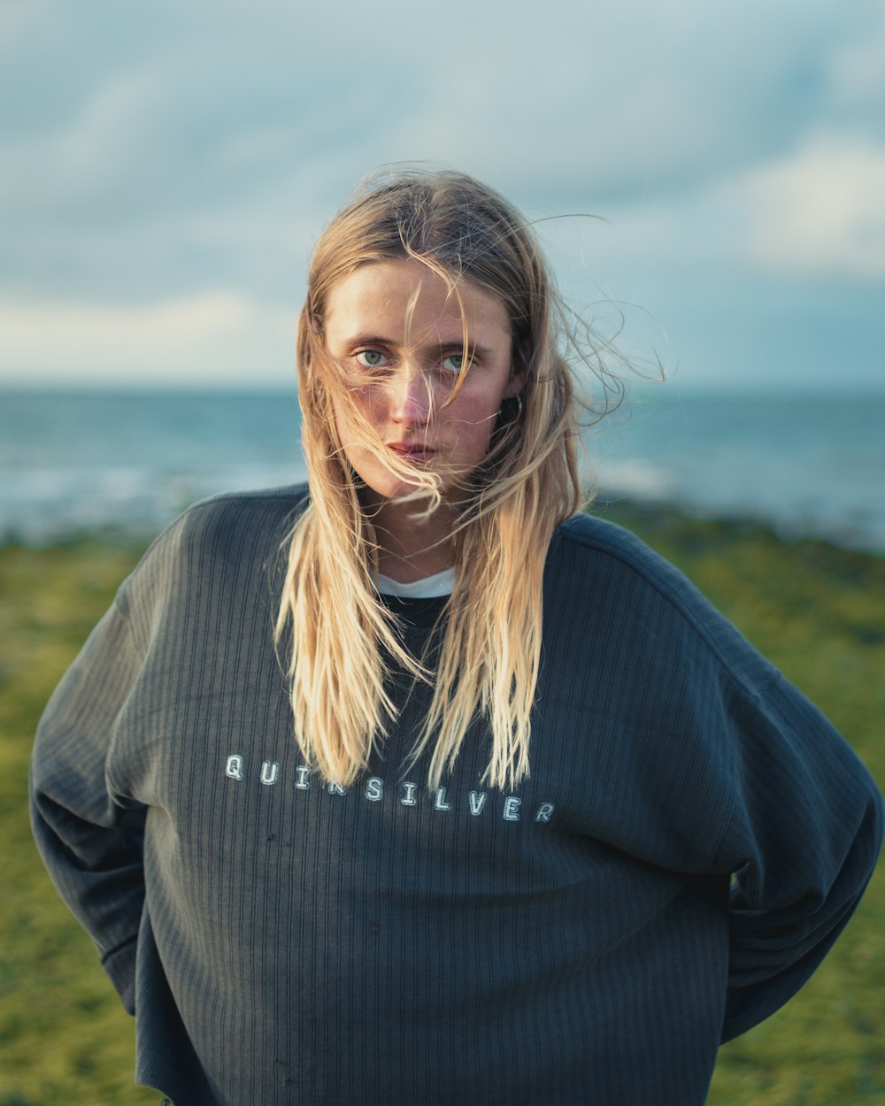 woman wearing gray long-sleeved shirt