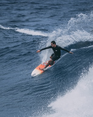 sports photography,how to photograph man surfing on sea waves