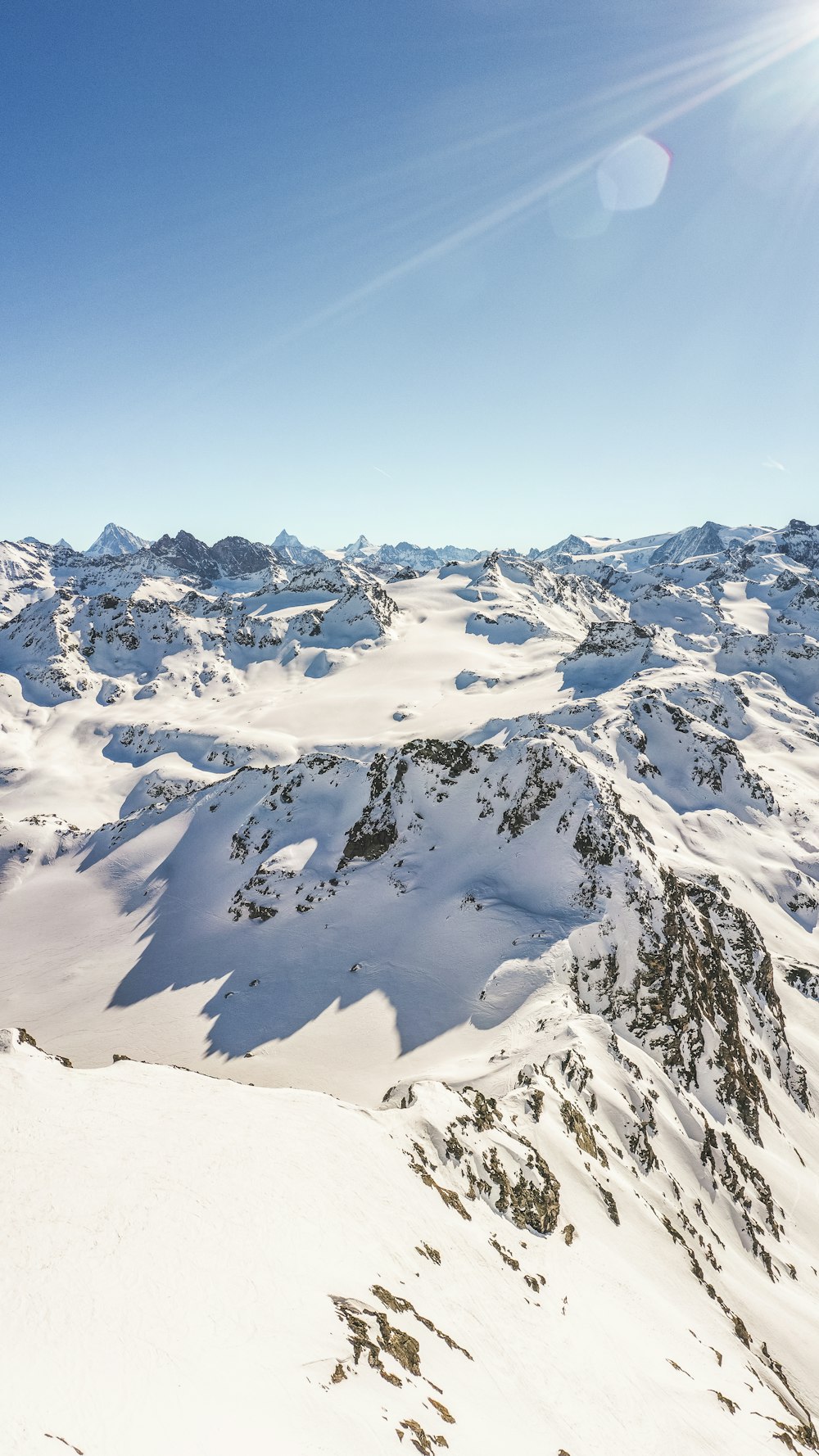 Tagsüber schneebedeckter Berg