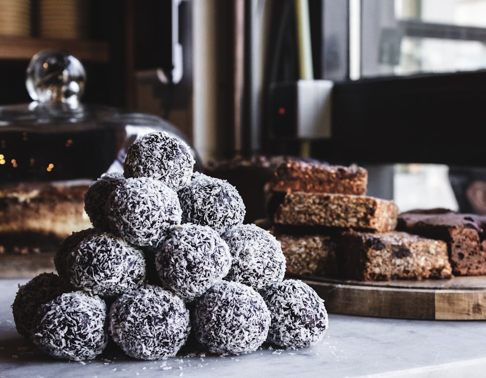 Haufen Dessert neben der Tafel