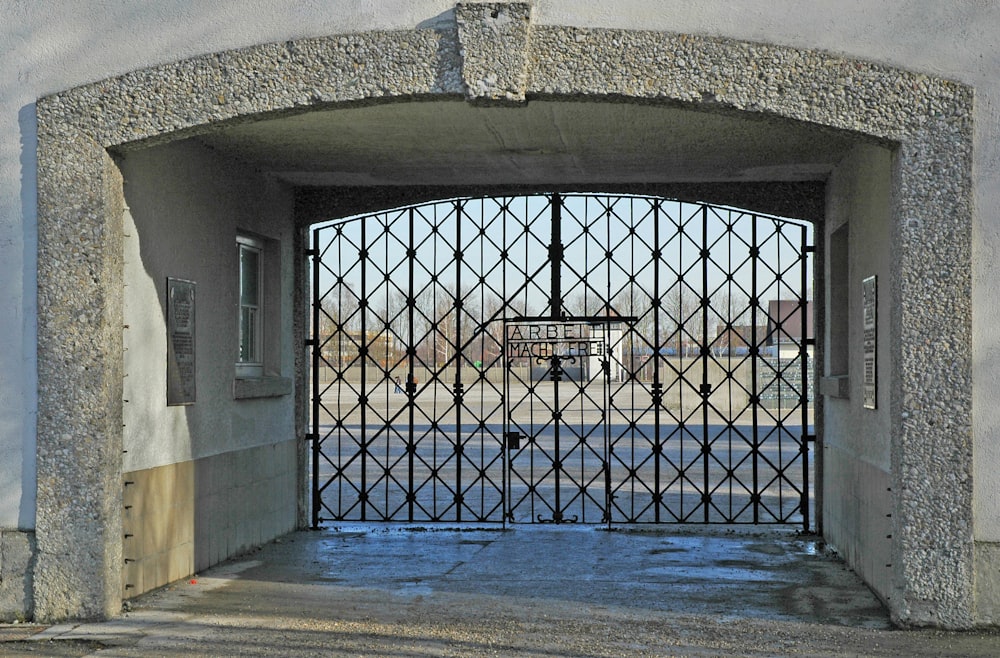 Portão de metal preto fechado