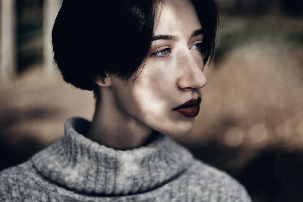 woman wearing gray turtle-neck top at daytime