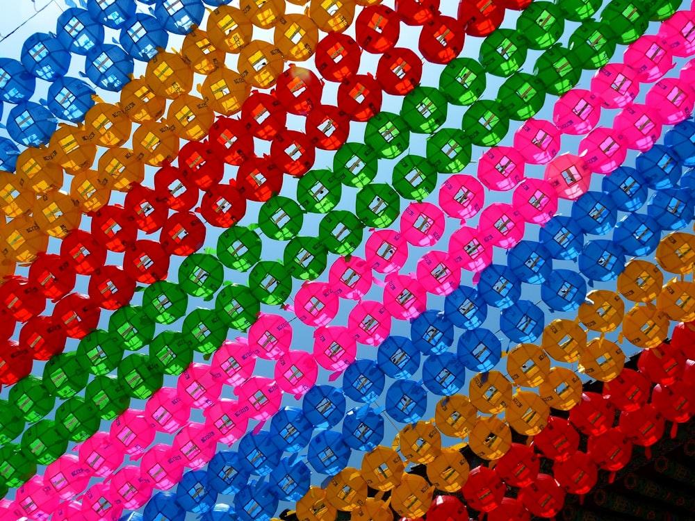 Una matriz multicolor de cintas con un fondo de cielo