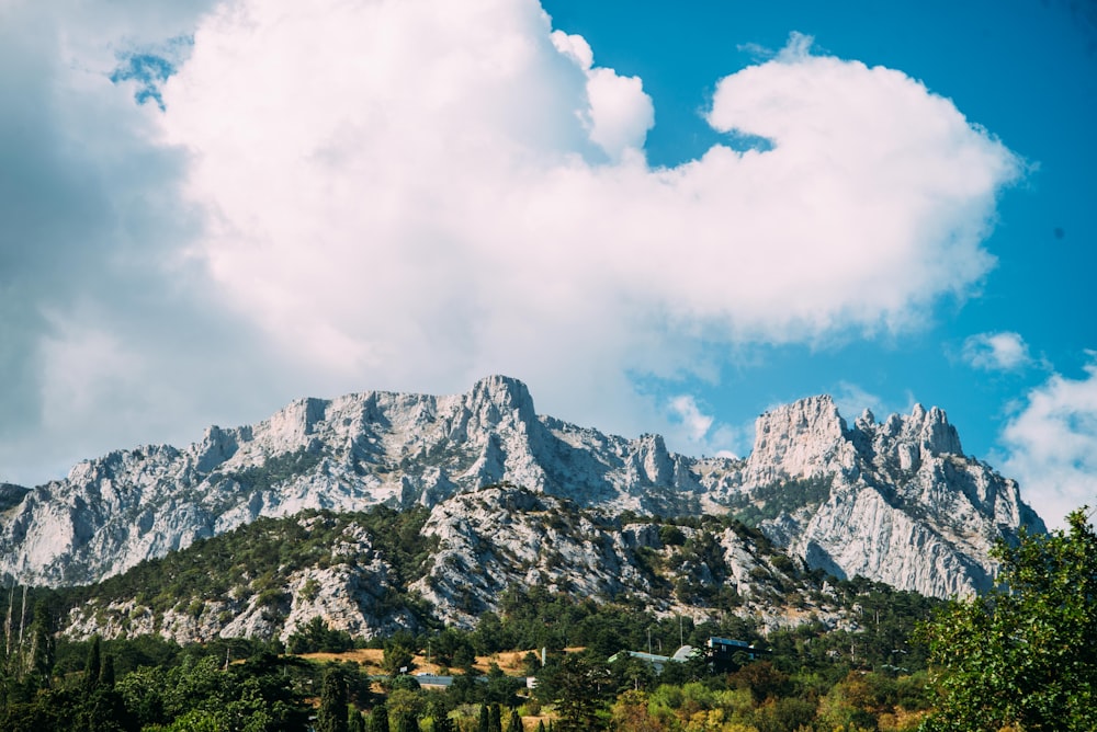 montagna rocciosa grigia sotto nuvole bianche durante il giorno