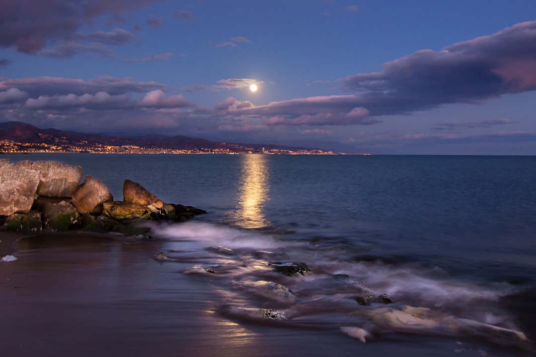 view of moon over the sea, Ha pasado ya algun tiempo desde que hice esta foto mientras paseaba por la playa de Sacaba Beach (Málaga).