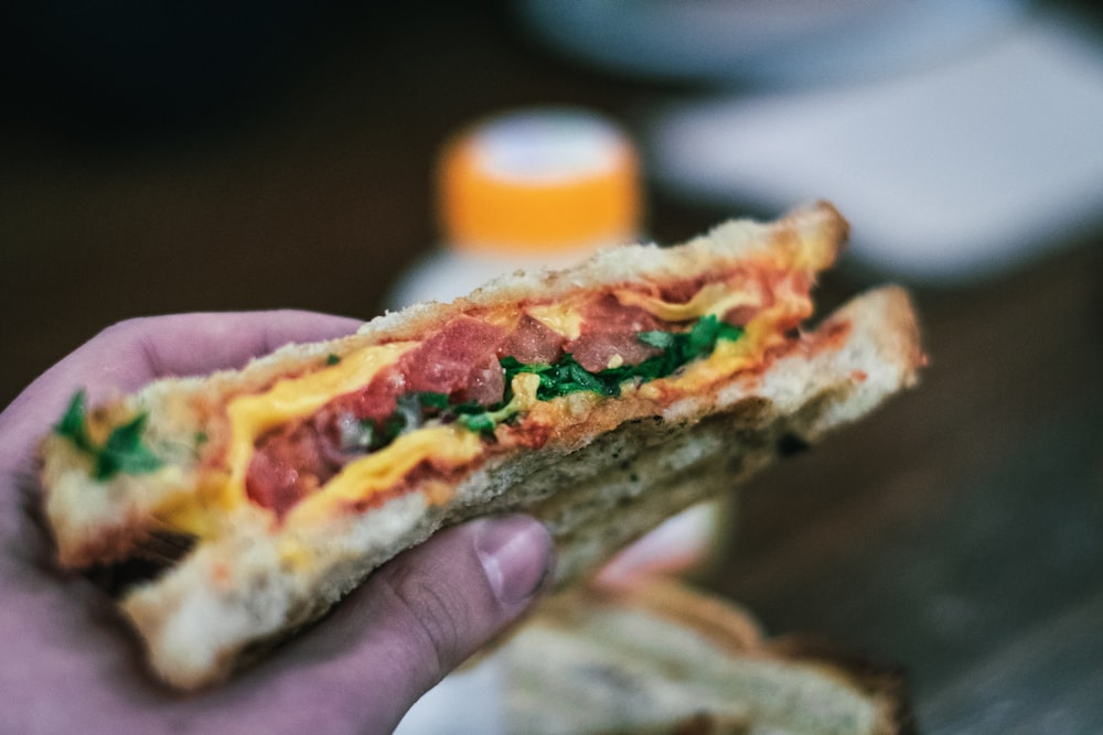 fotografia a fuoco selettiva di sandwich di prosciutto