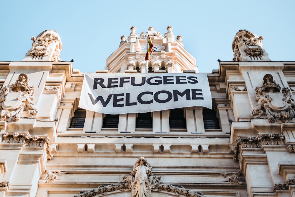 Prédio com sinalização de boas-vindas aos refugiados