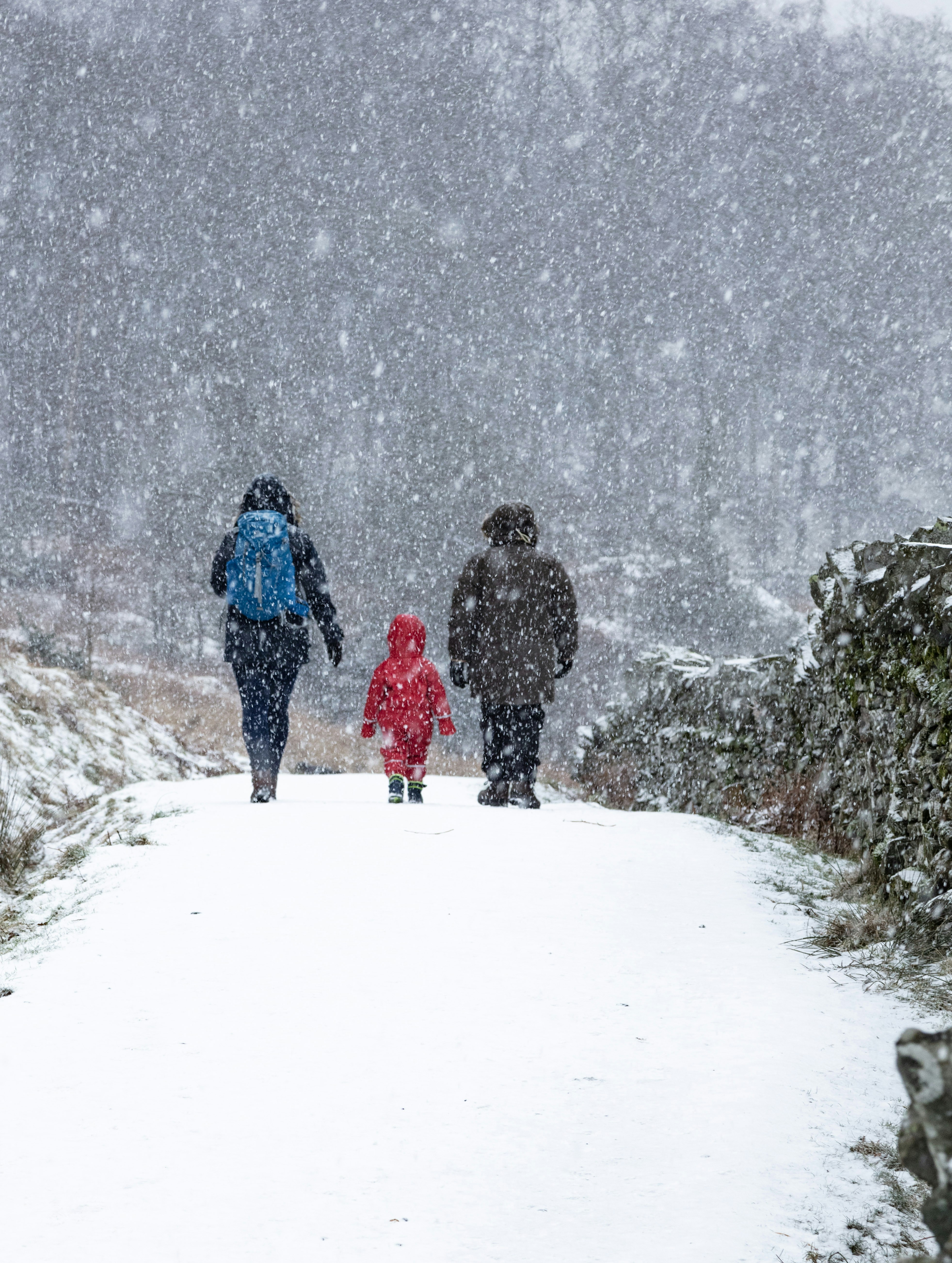 雪の上を歩く二人の間の幼児の写真 Unsplashで見つけるグレーの無料写真