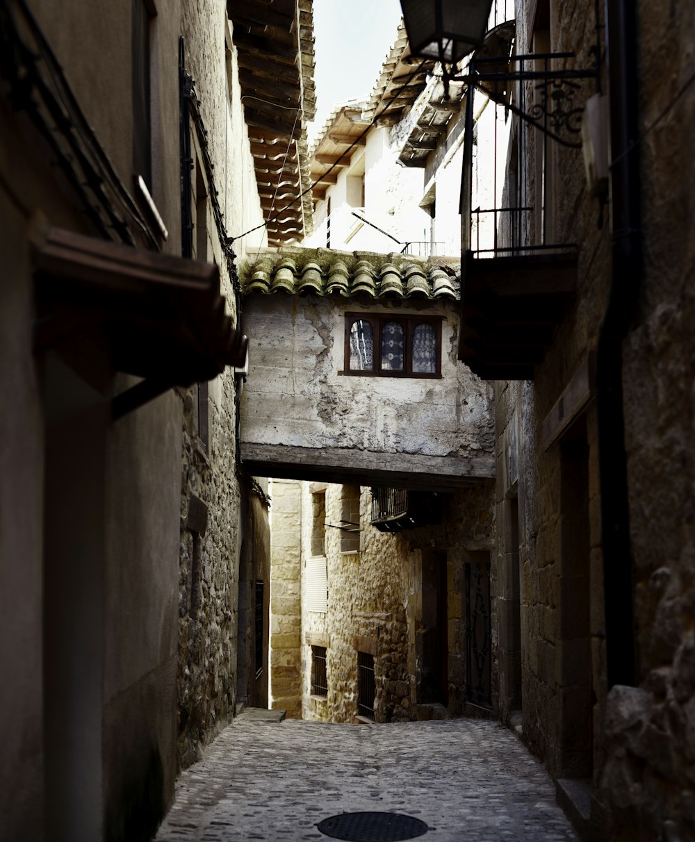 edifici in cemento bianco durante il giorno