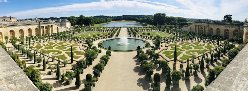 Grüne Laubbäume in der Nähe des Wasserbrunnens