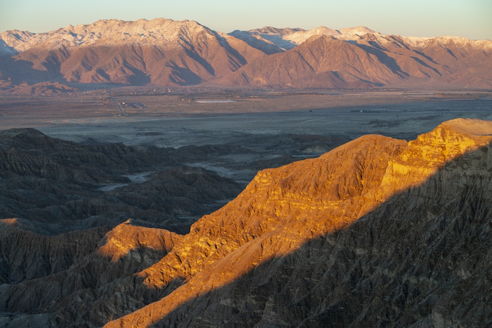 Una vista de una cordillera al atardecer