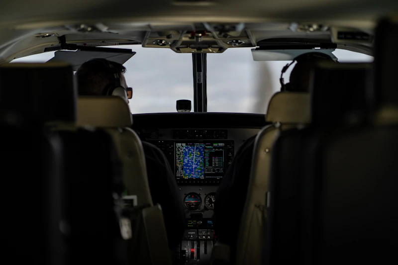 Cockpit-Perspektive über den Wolken