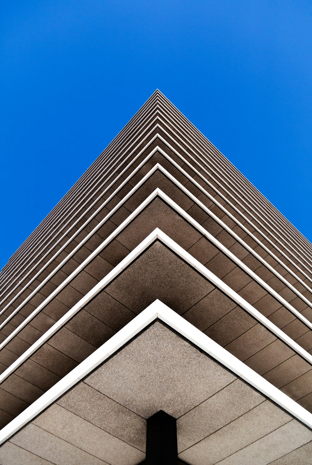 Photographie en contre-plongée d’un bâtiment