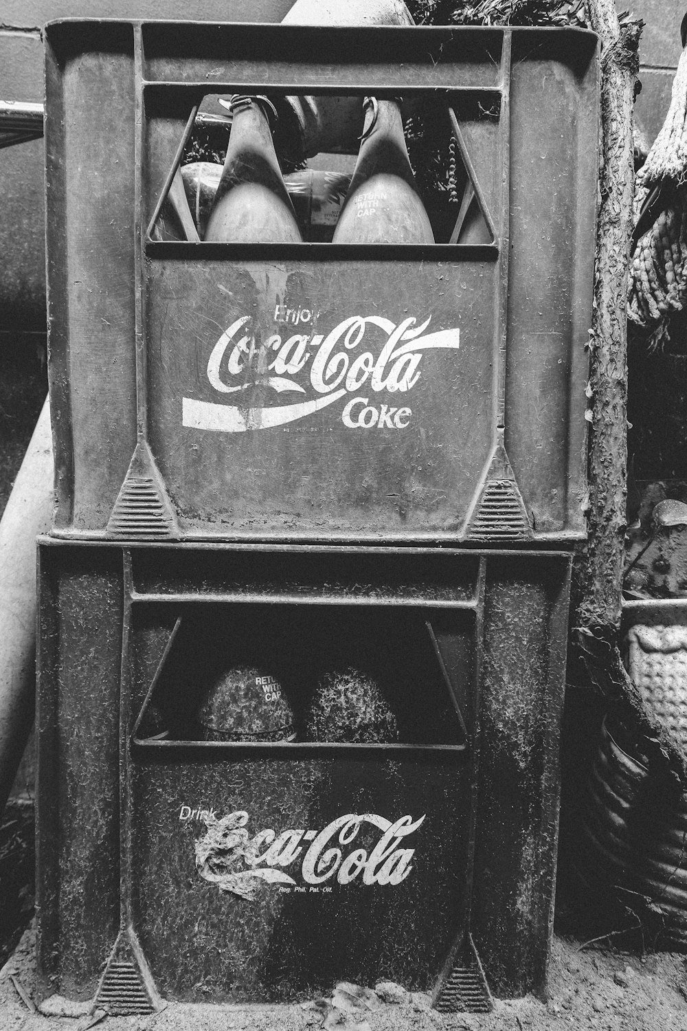 Foto en escala de grises de cajas de Coca-Cola estaqueadas