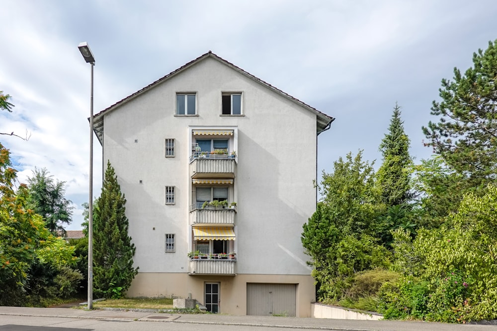 Bâtiment peint en blanc