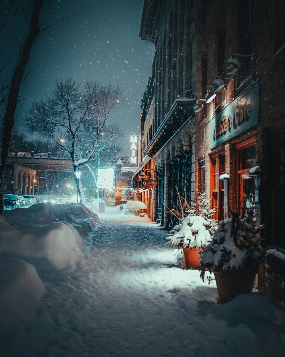 Schneebedeckte Anlage und Straße vor dem Café