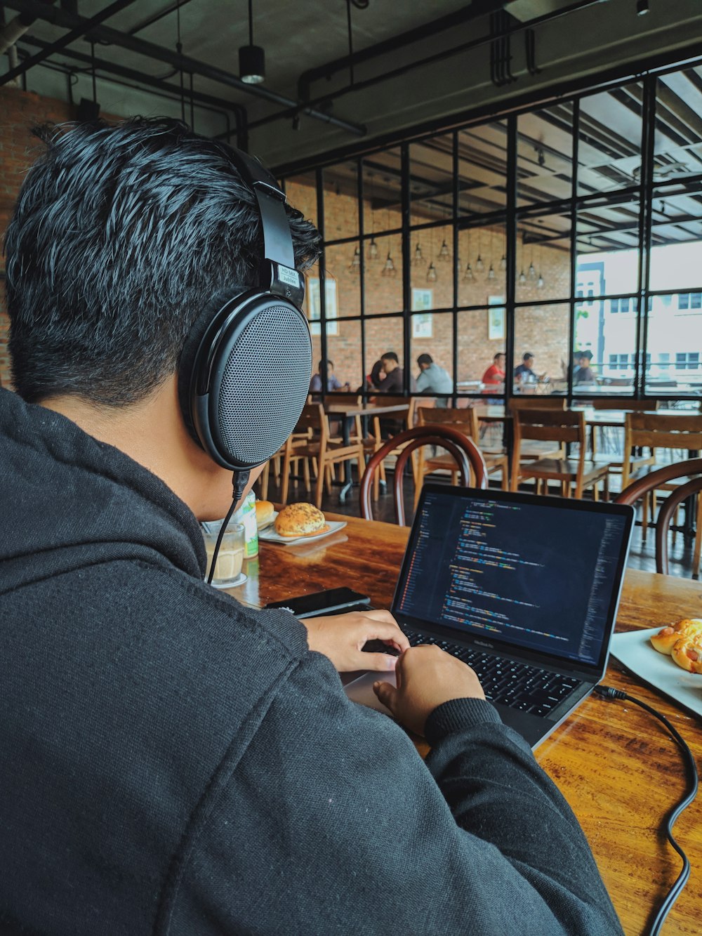 Hombre usando computadora portátil