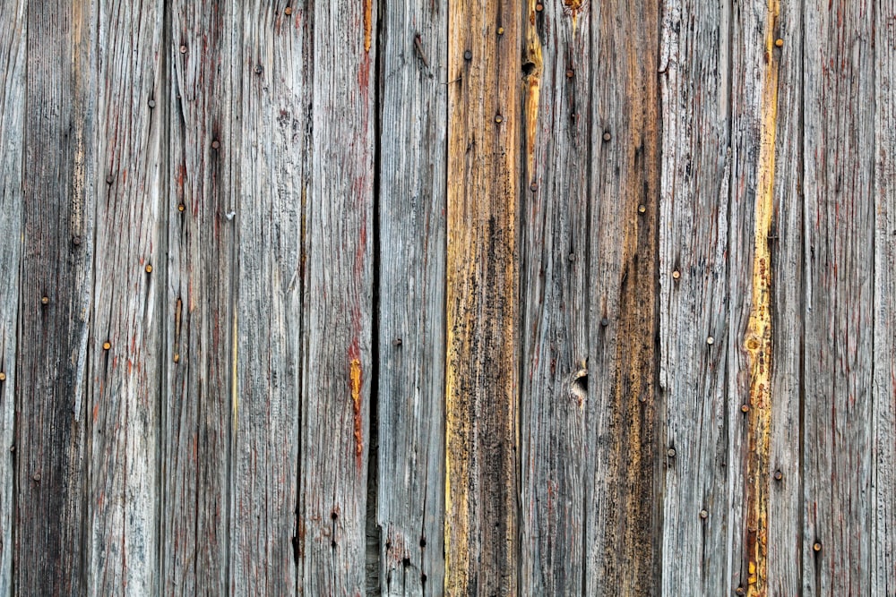panel de madera gris y marrón;
