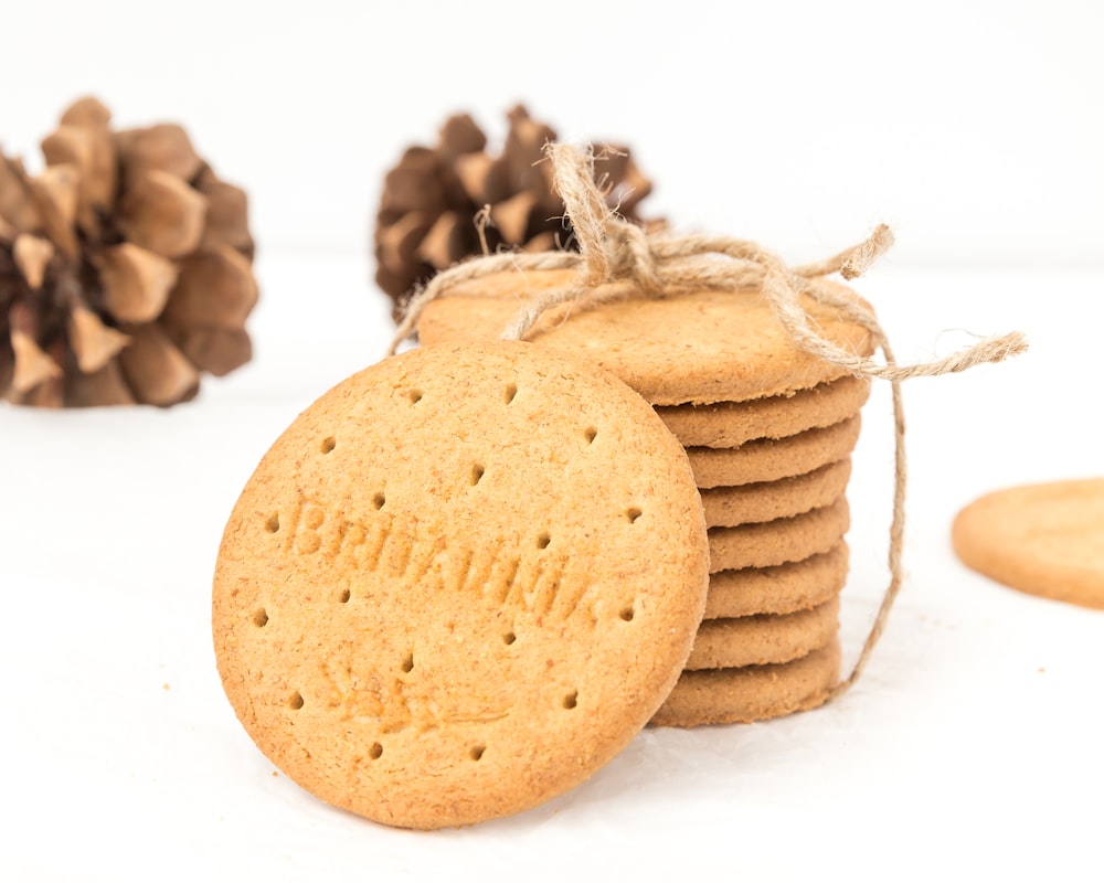 biscuits ronds sur surface blanche