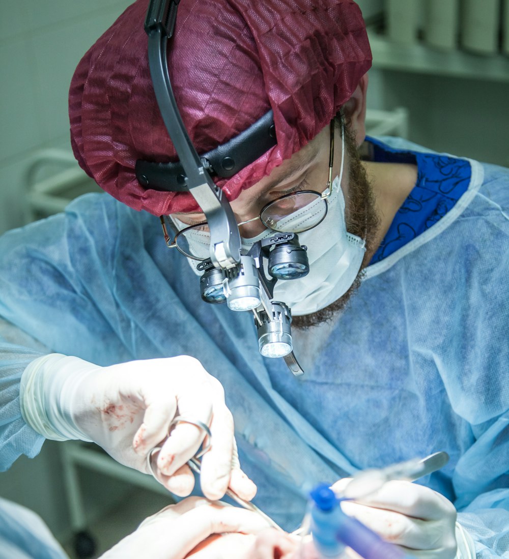 Hombre con traje médico