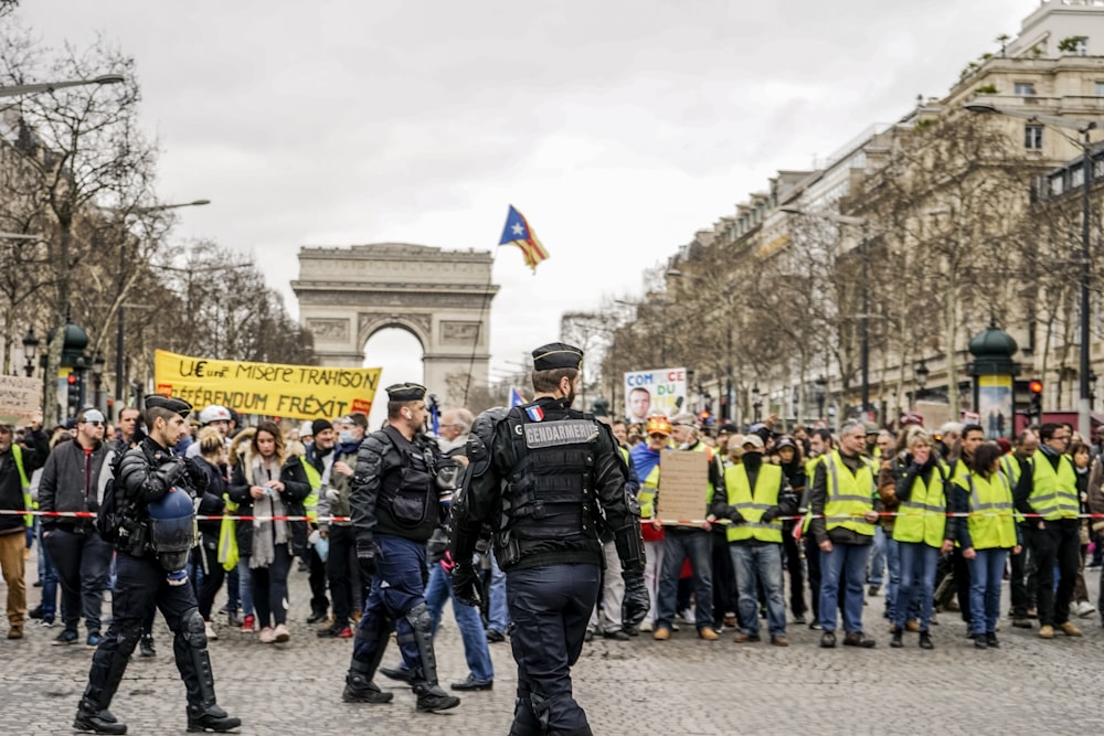 homme portant un costume d’officier