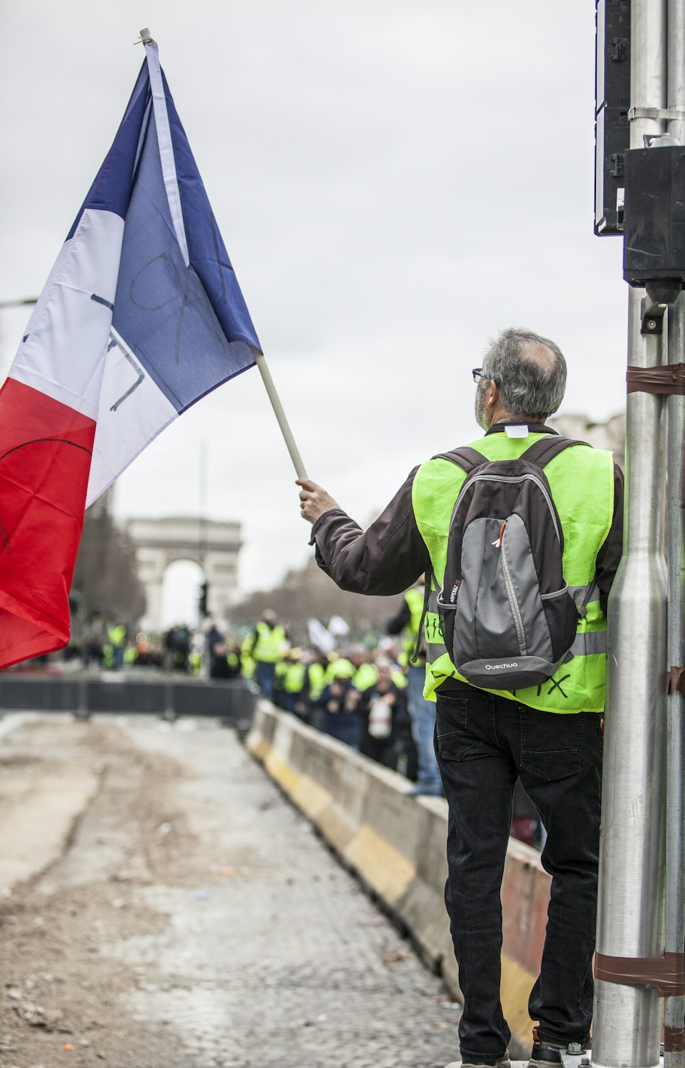Foto Persona con mochila sosteniendo la bandera de Francia durante el día –  Imagen Persona gratis en Unsplash