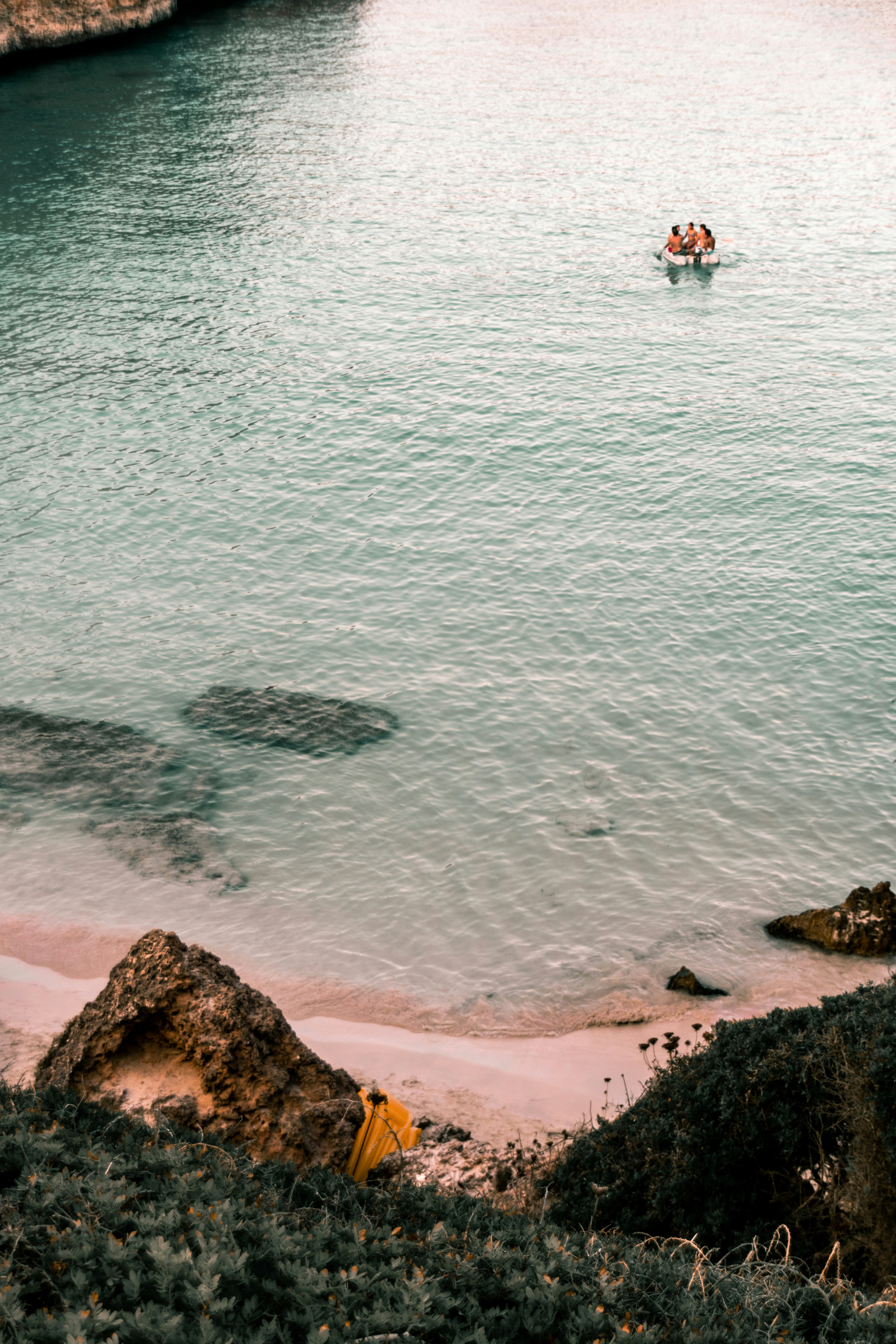 Personas nadando en la playa durante el día