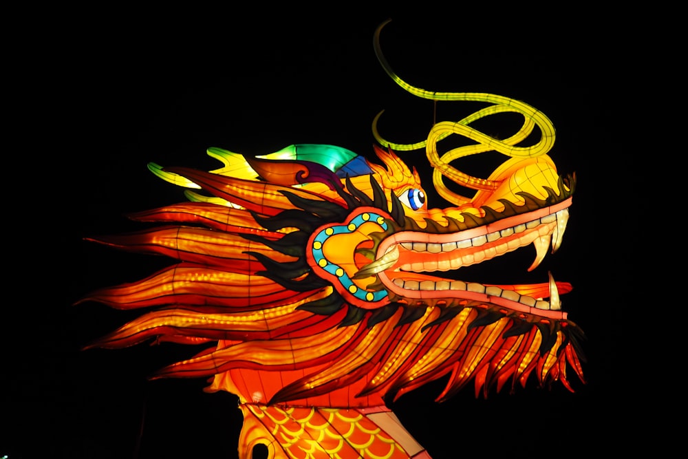 illustration de dragon rouge et multicolore