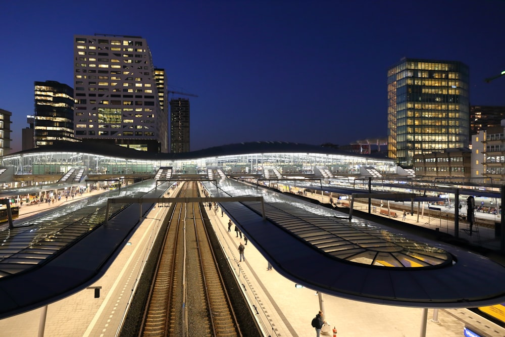 uma estação de trem em uma cidade à noite