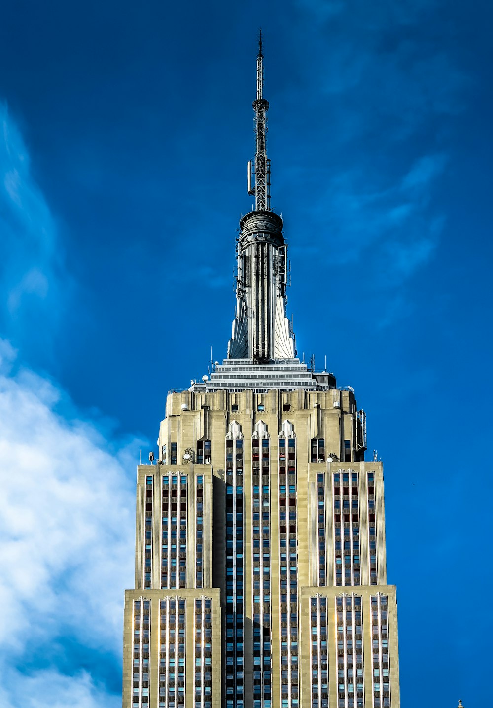 Edificio puntiagudo de gran altura