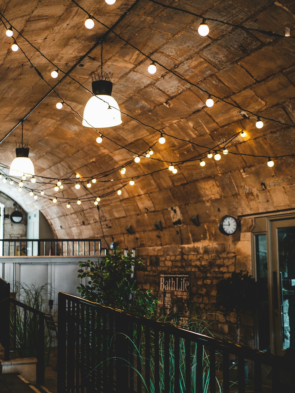 allumé des suspensions et des guirlandes lumineuses à l’intérieur du bâtiment