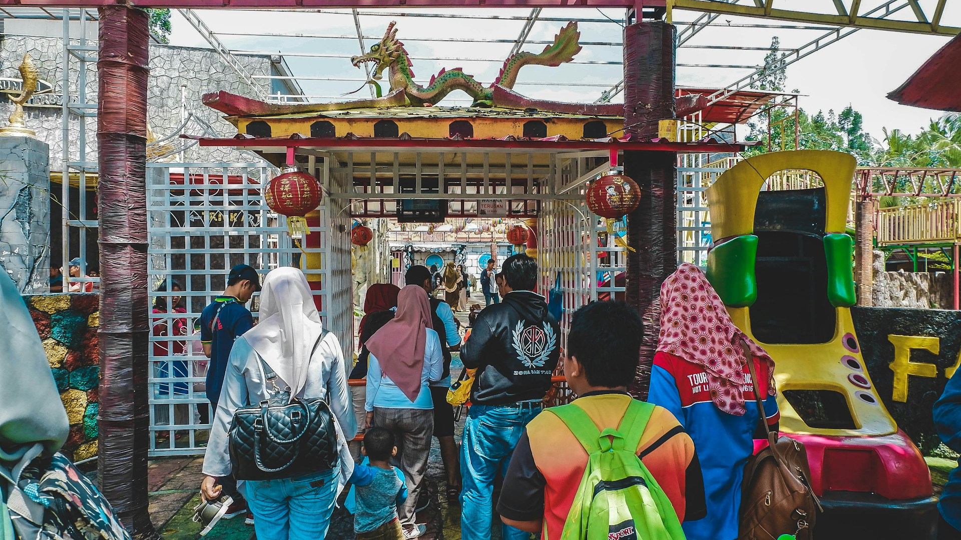 gray computer monitor