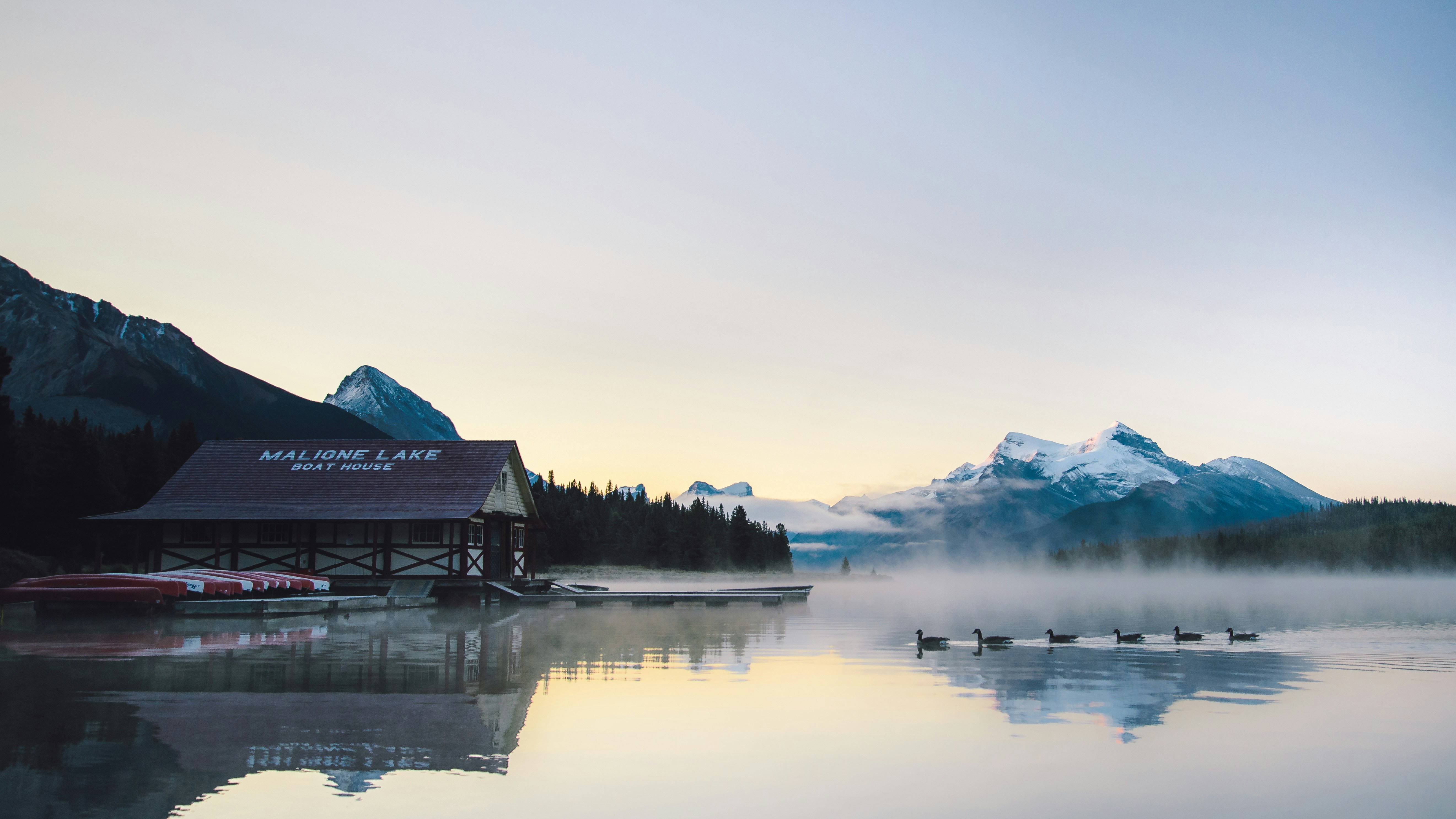 Haus in der Nähe eines Gewässers